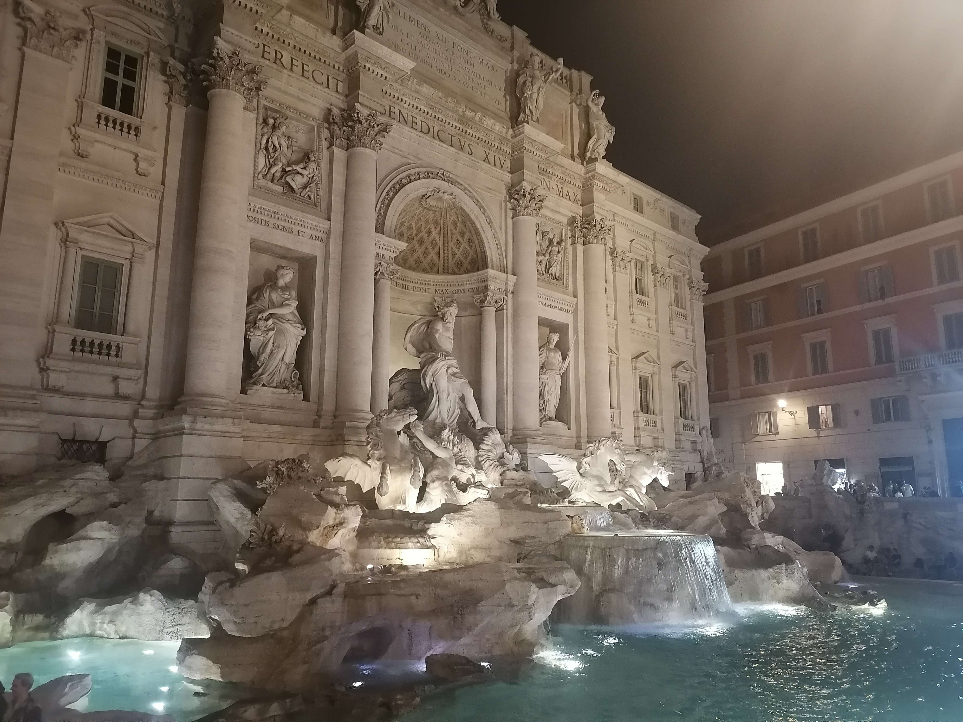 Fontana di Trevi v nočním Římě